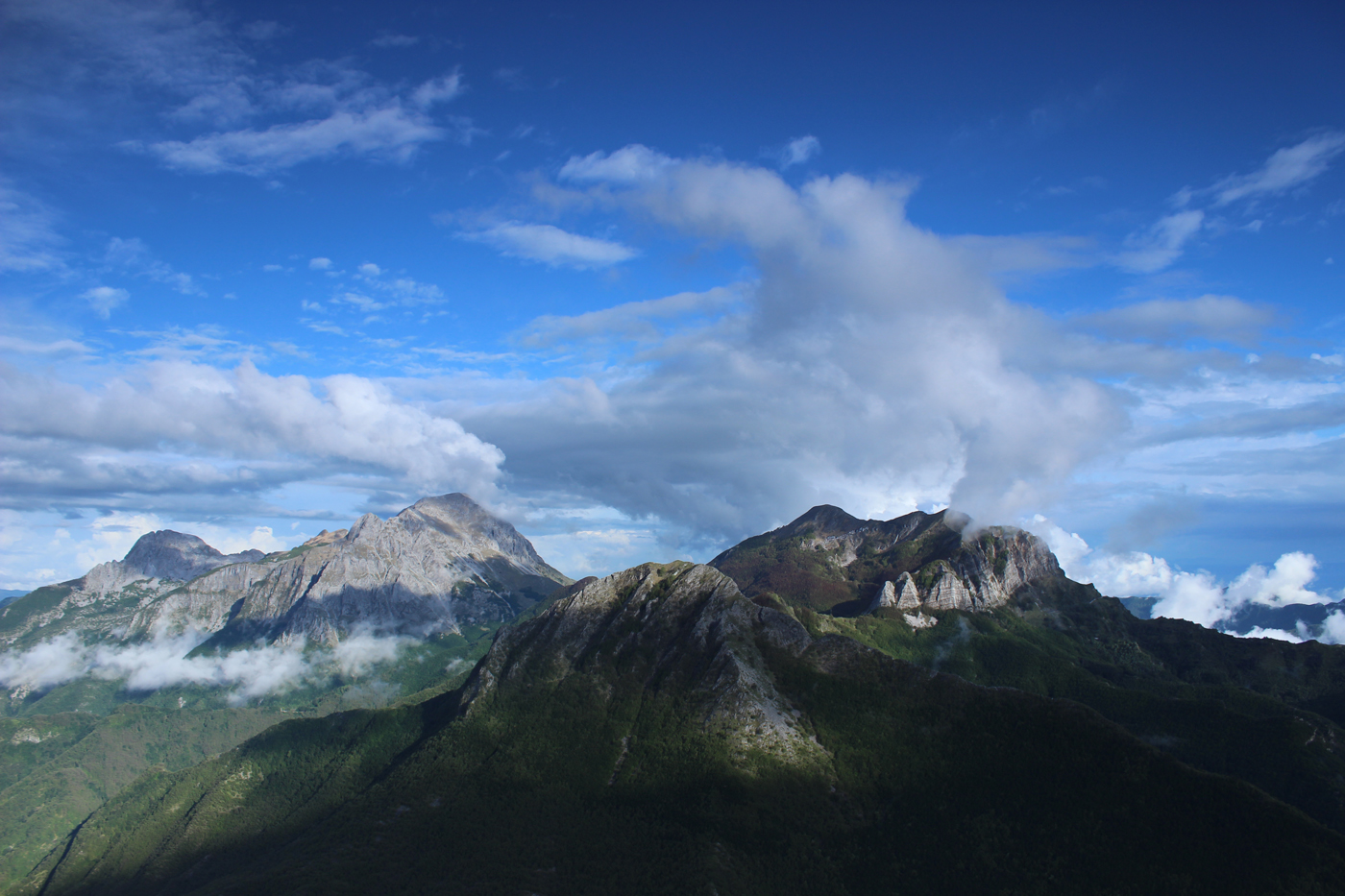  Smoking Mountains 